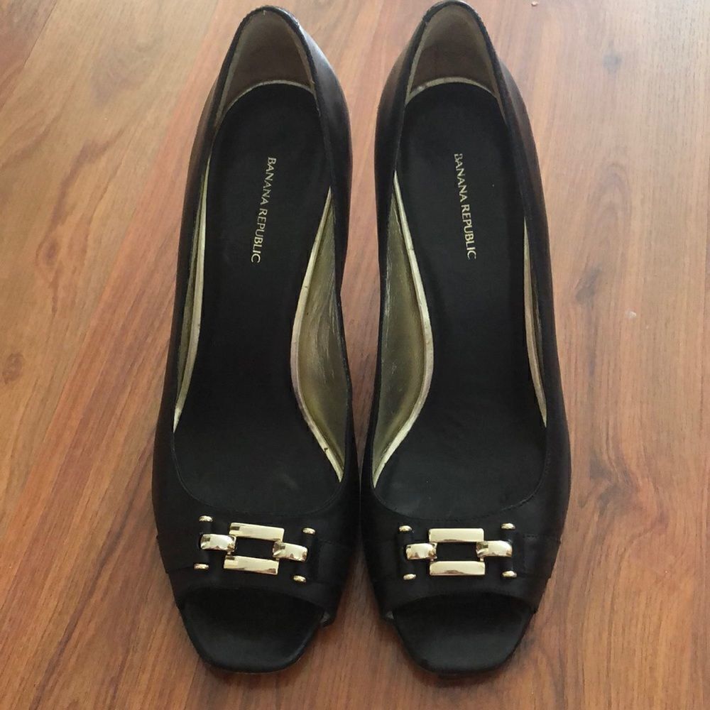 Banana Republic Black good peep toe heels 9